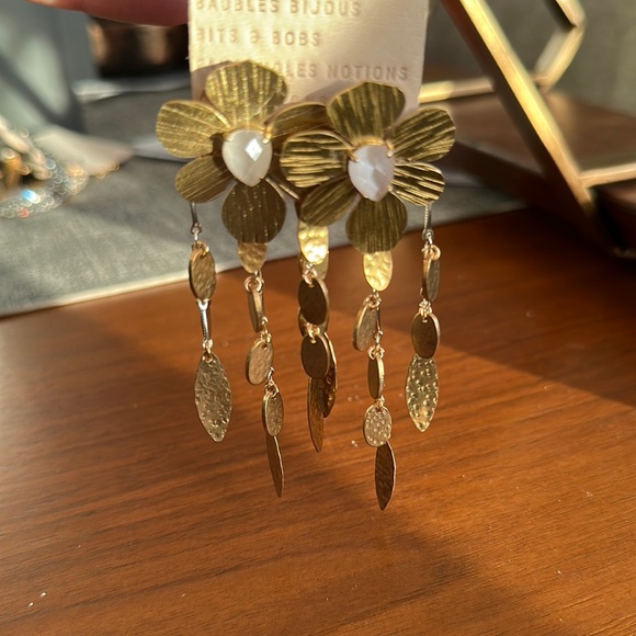 NWT Anthropologie Gold Flower Earrings! - Picture 4 of 6